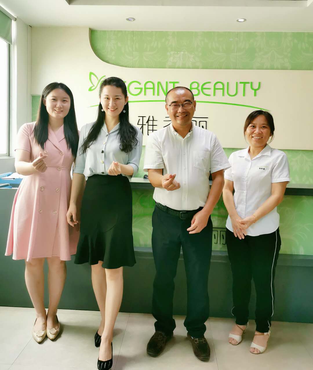 龍華區工商聯（總商會）秘書處走訪深圳91免费网址大全化妝用品有限公司